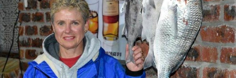 Alida Strydom by haar twee galjoene (1.4kg en 1.25kg) en steenbras (2.45kg) waarmee sy die manne ore aangesit en die hengelkompetisie gewen het.